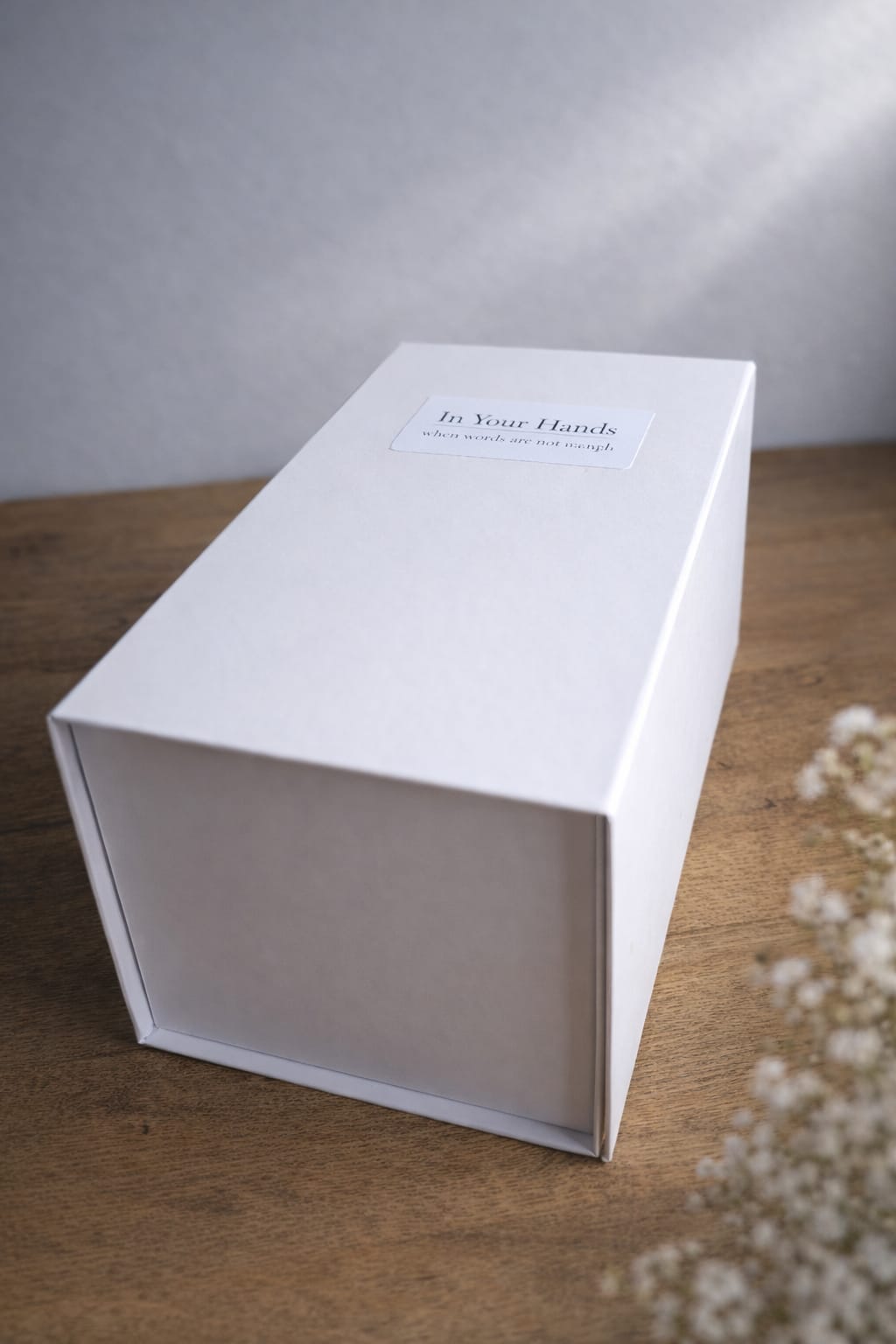In Your Hands – Symbolic Handmade Soy Candle as a Meaningful Gift