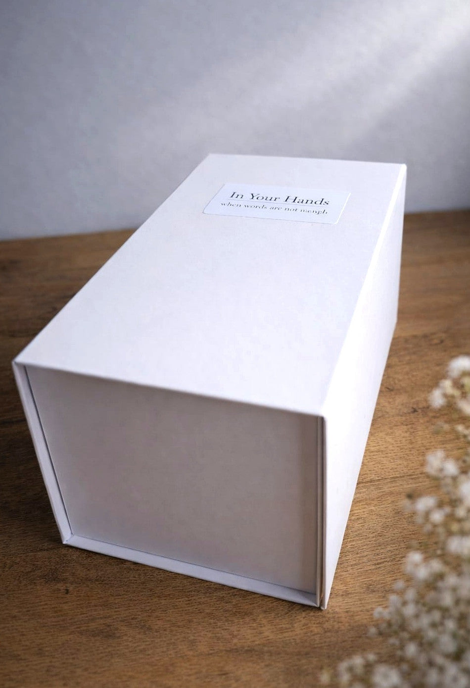 In Your Hands – Symbolic Handmade Soy Candle as a Meaningful Gift