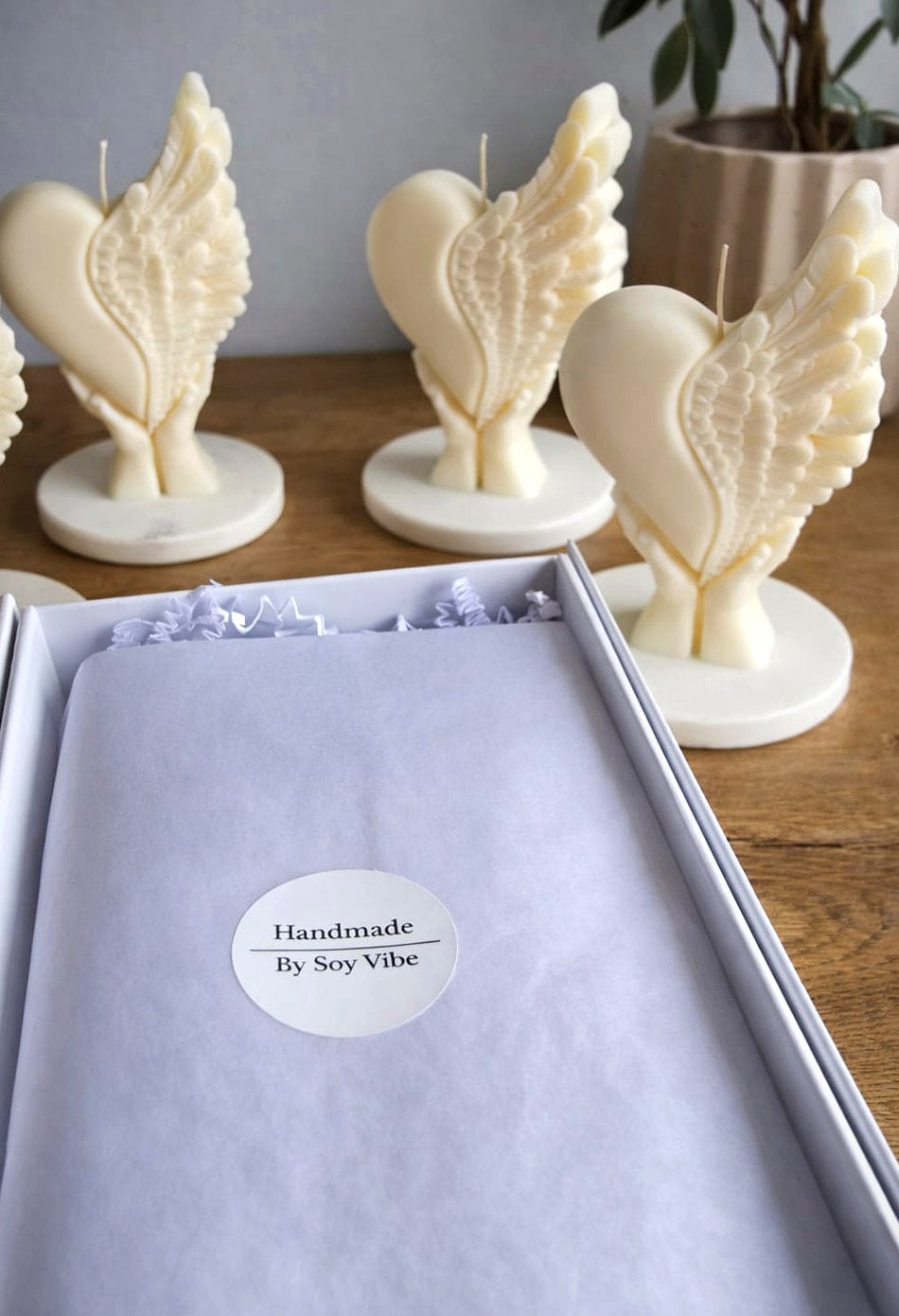 In Your Hands – Symbolic Handmade Soy Candle as a Meaningful Gift