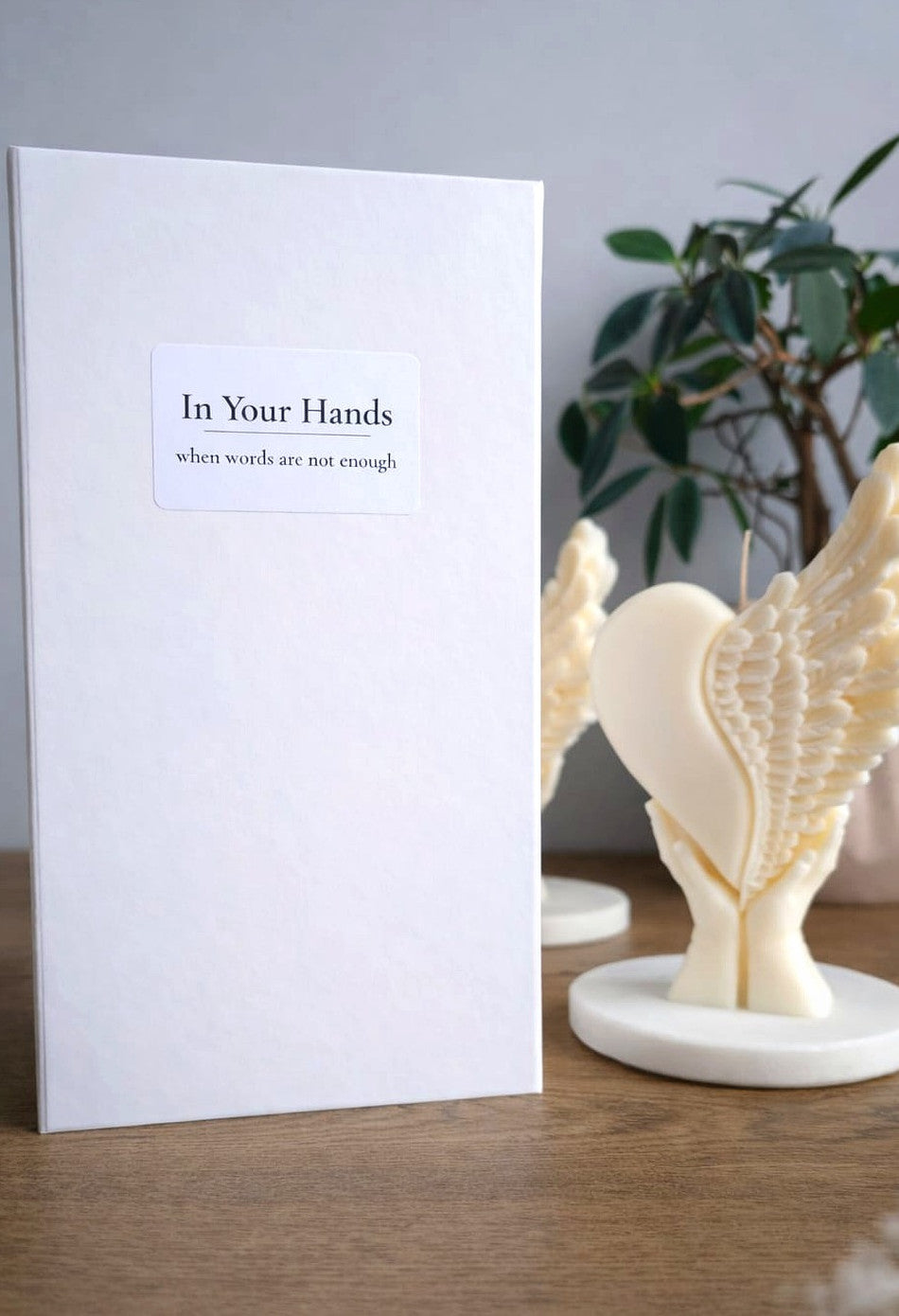 In Your Hands – Symbolic Handmade Soy Candle as a Meaningful Gift