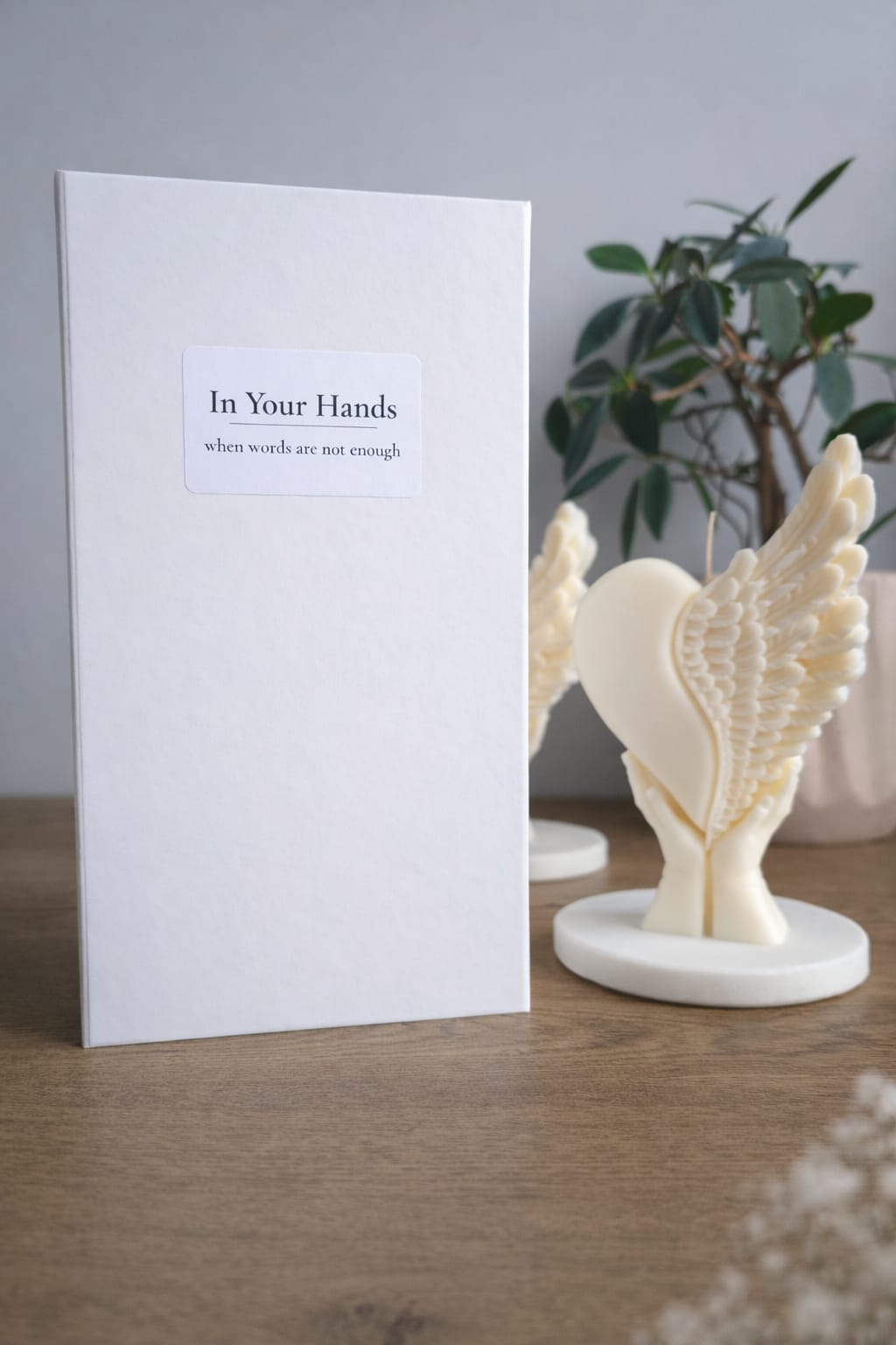 In Your Hands – Symbolic Handmade Soy Candle as a Meaningful Gift