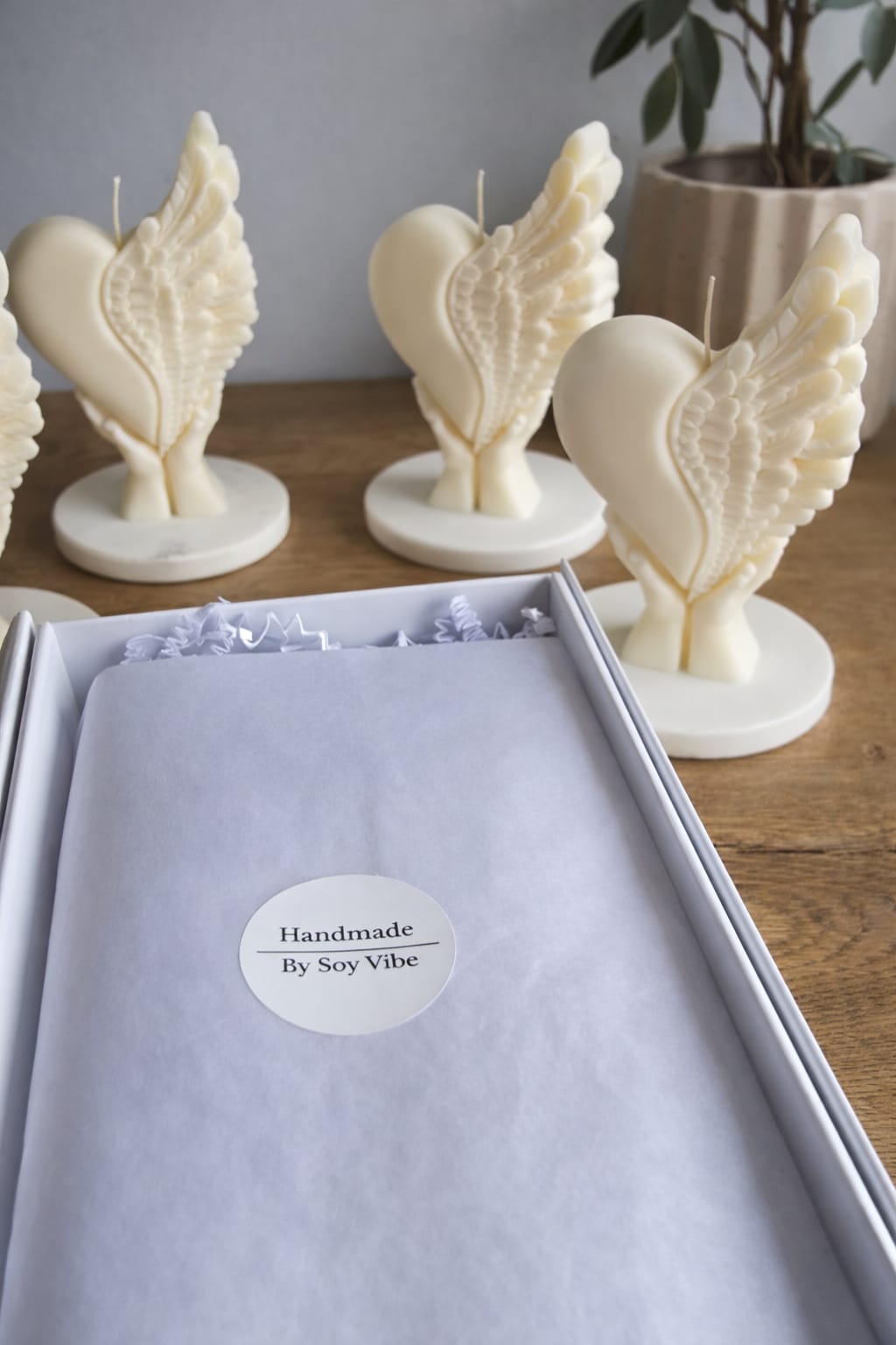 In Your Hands – Symbolic Handmade Soy Candle as a Meaningful Gift